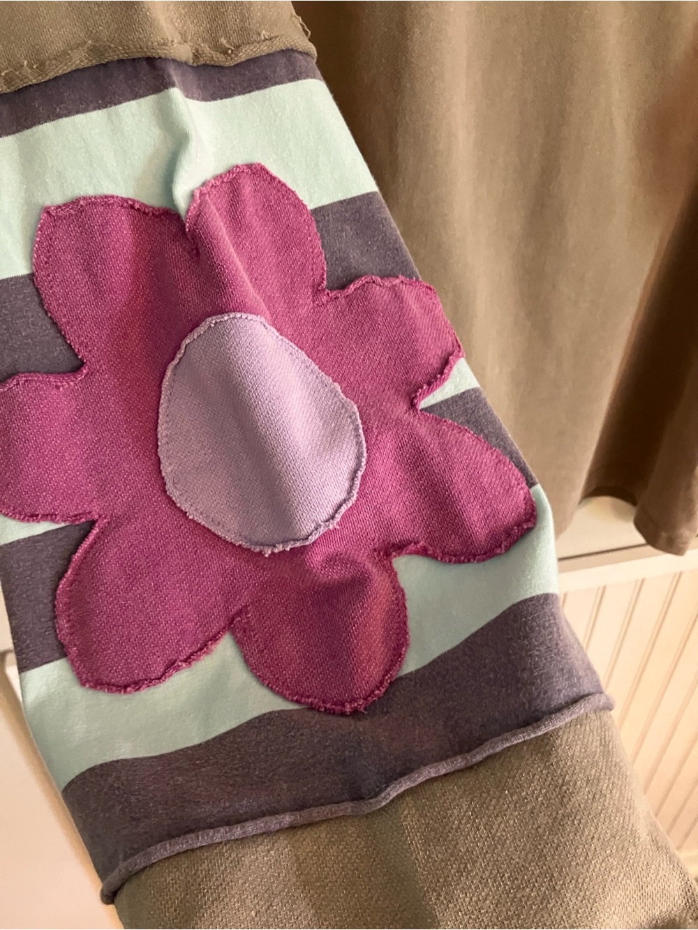 Easel Taupe Lightweight Sweatshirt with Flower Stripe Sleeves - Picture 5 of 9